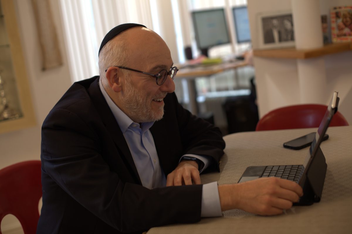 Harvey Belovski in discussion